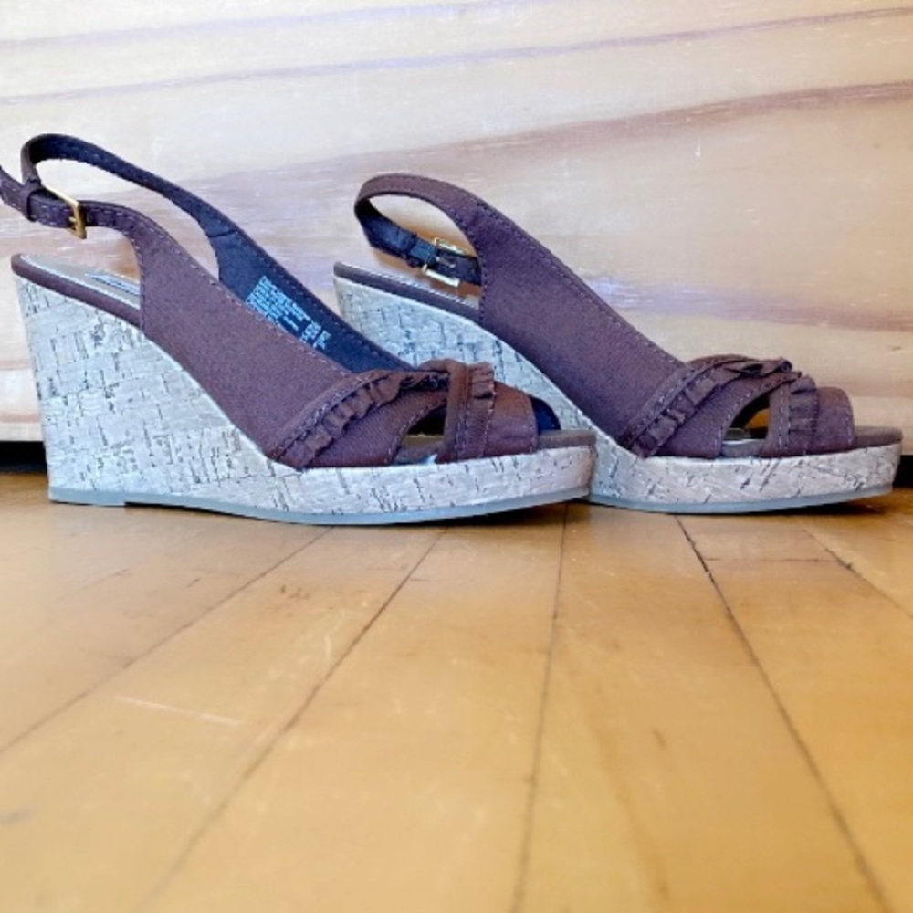LIKE NEW! AMERICAN EAGLE WEDGE SANDALS - Picture 2 of 14